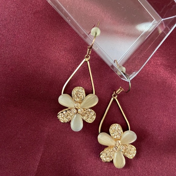 Flowers Rhinestone Panel Earrings - Picture 2 of 8